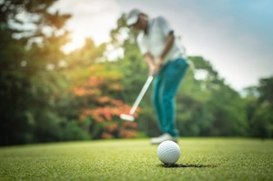 Golfspieler mit Schläger