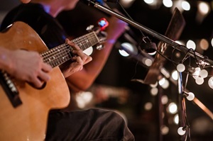 Jemand spielt Gitarre
